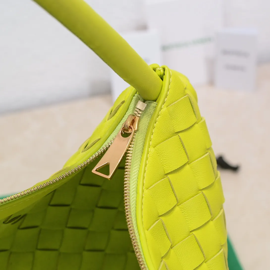 Batch 1260 BV has released a new product. TURN # Recommended new popular style is still the classic woven logo that we can recognize at a glance. It is really a unique style that is familiar and unfamiliar! Made of sheepskin woven with beautiful gold beads on the shoulder straps for free adjustment. When in use, you can switch between the shoulder and handle bag at will. It has a concave and convex shape anytime and anywhere. It is a practical king with a unique personality. With the right color combination, it can be sweet or salty. It is full of style. Summer catwalk style is beautiful. Pull it out quickly. Size: 40*3*24, model: 6699-3#